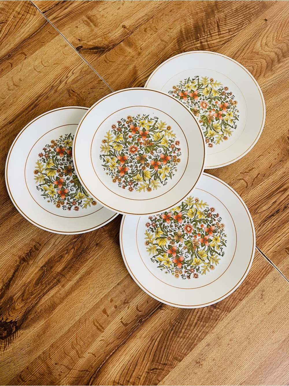 Set of 4 Vtg Correlle INDIAN SUMMER Dinner Plates in White with Orange & Yellow